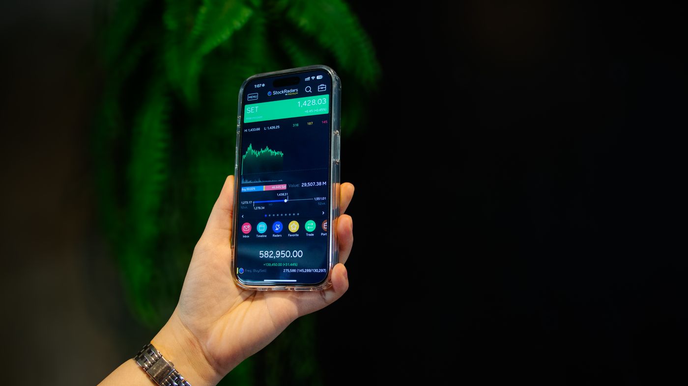 RDFX trading app on a smartphone